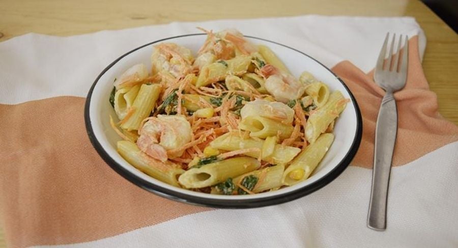 pasta-con-camarones-vegetales-y-crema-acida