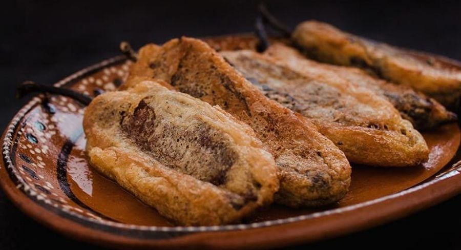 Chiles rellenos capeados