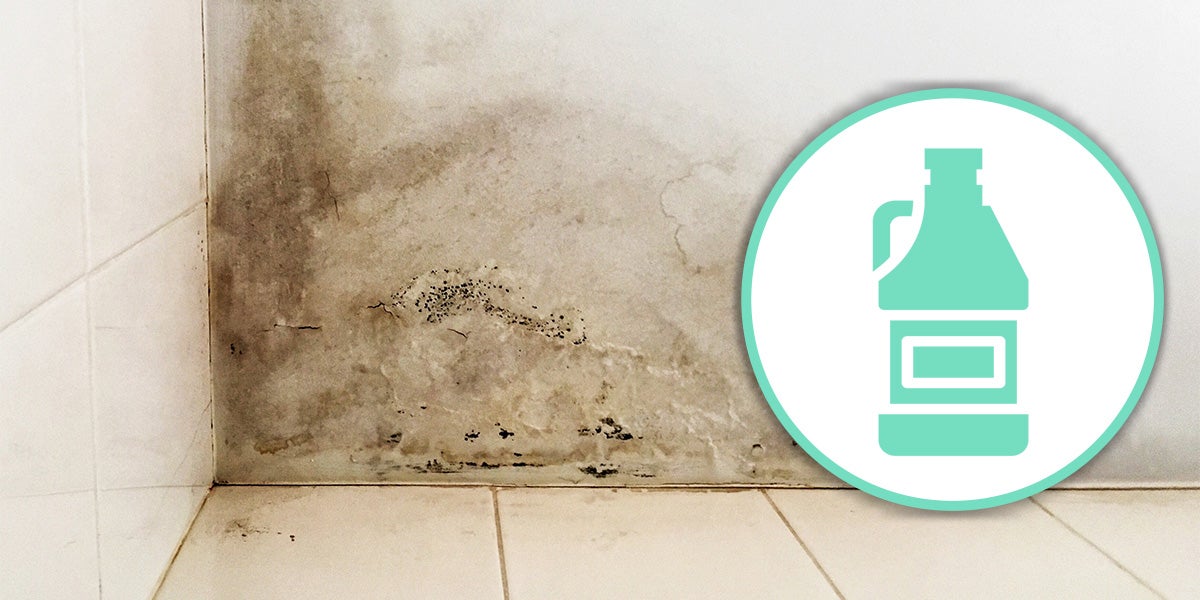 Quitar el moho del baño con cloro  