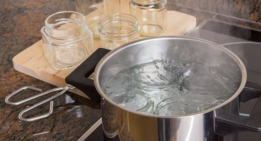 Olla con agua hirviendo lista para el proceso de pasteurización