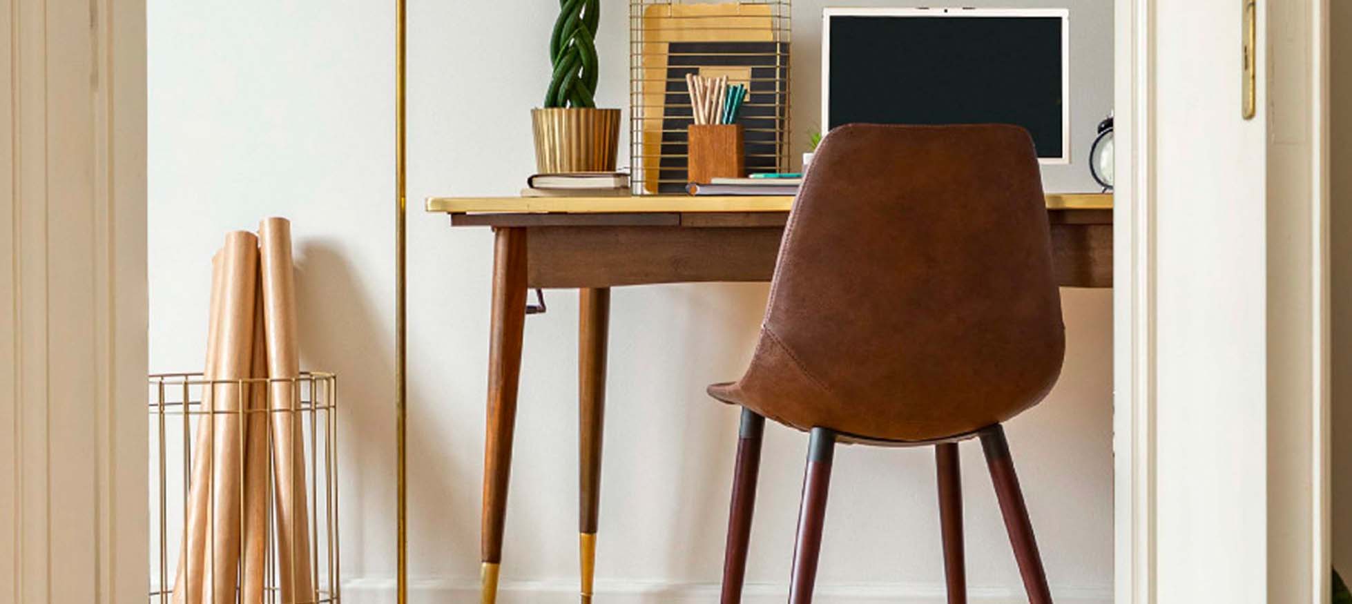 pequeña oficina en casa con silla, mesa, computadora y accesorios modernos