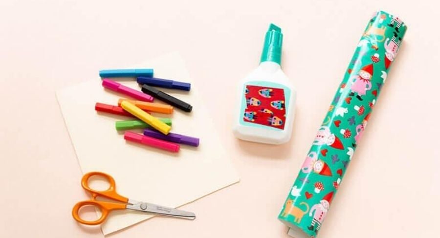 crayones, tijeras y papel sobre la mesa