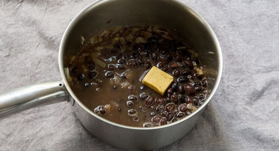 prepara una sopa de frijol