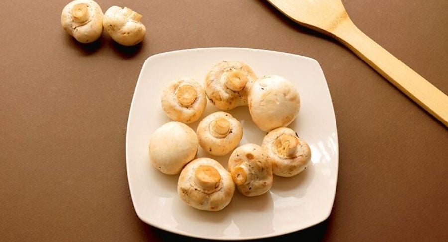 champiñones en plato