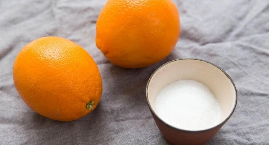 naranjas completas y azucar