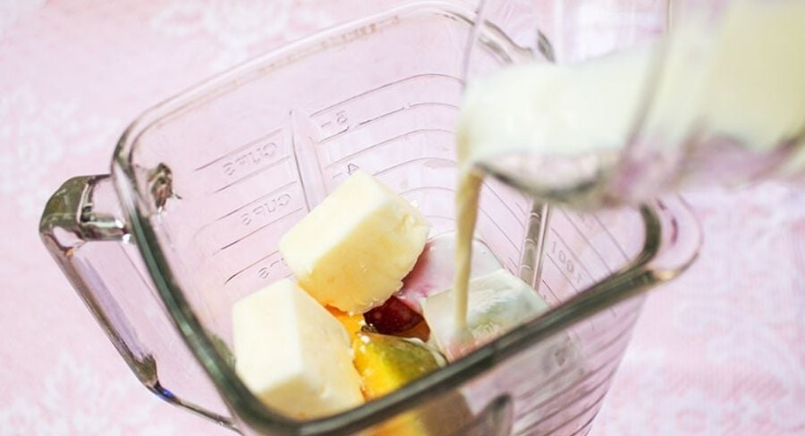 prepara un batido de fruta para un desayuno rápido