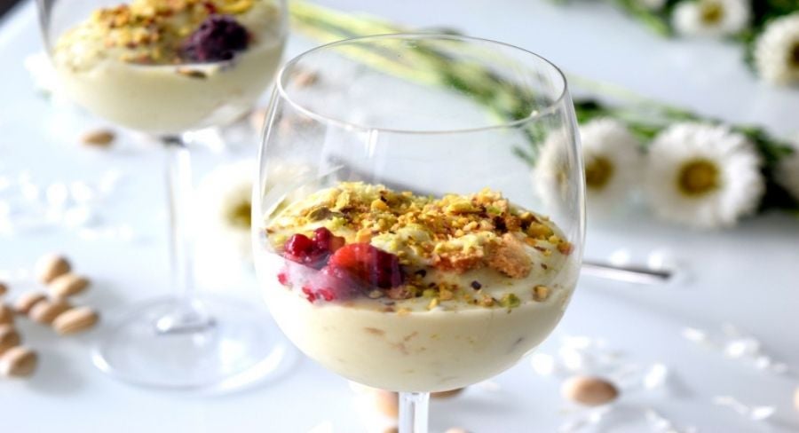 Copa de yogurt con almendras Dulce de aguacate y pistachos