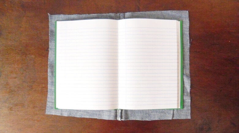 cuaderno abierto en mesa de madera