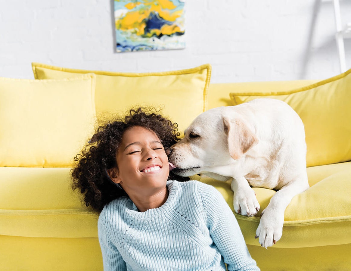Mujer en lavandería con su hija