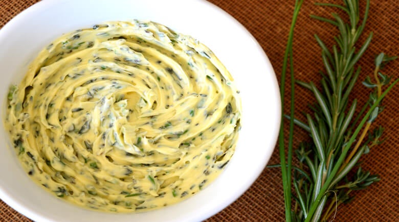 MAYONESA EN PLATO CON ESPECIES