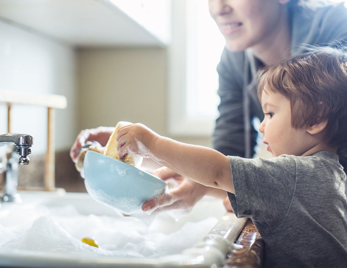Madre e hijo lavando los platos