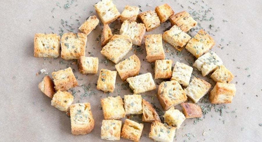 crutones de pan y especies