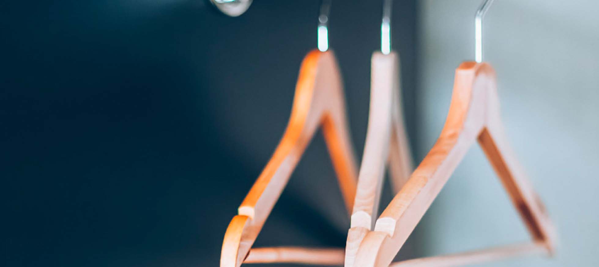 ganchos de madera vacíos colgados en clóset