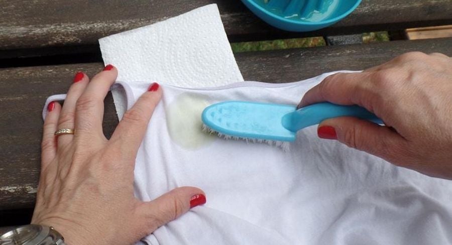 Proceso para quitar manchas de aceite en la ropa 5