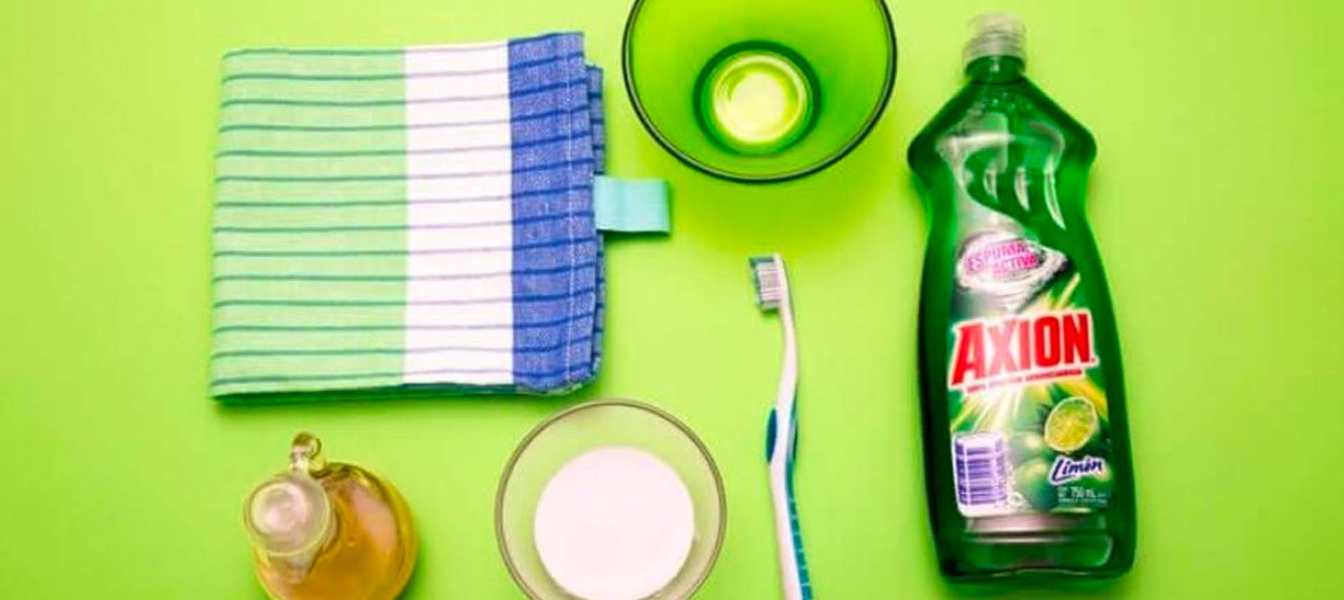 Vierte 1 cucharada de jabón líquido para trastes Axion Limón, 1 cucharada de sal, 1 cucharada de vinagre, 1 ½ cucharada de bicarbonato, agua caliente en un contenedor y revuelve. Después, deja remojar los trapos por dos horas y ponlos a secar al aire libre 