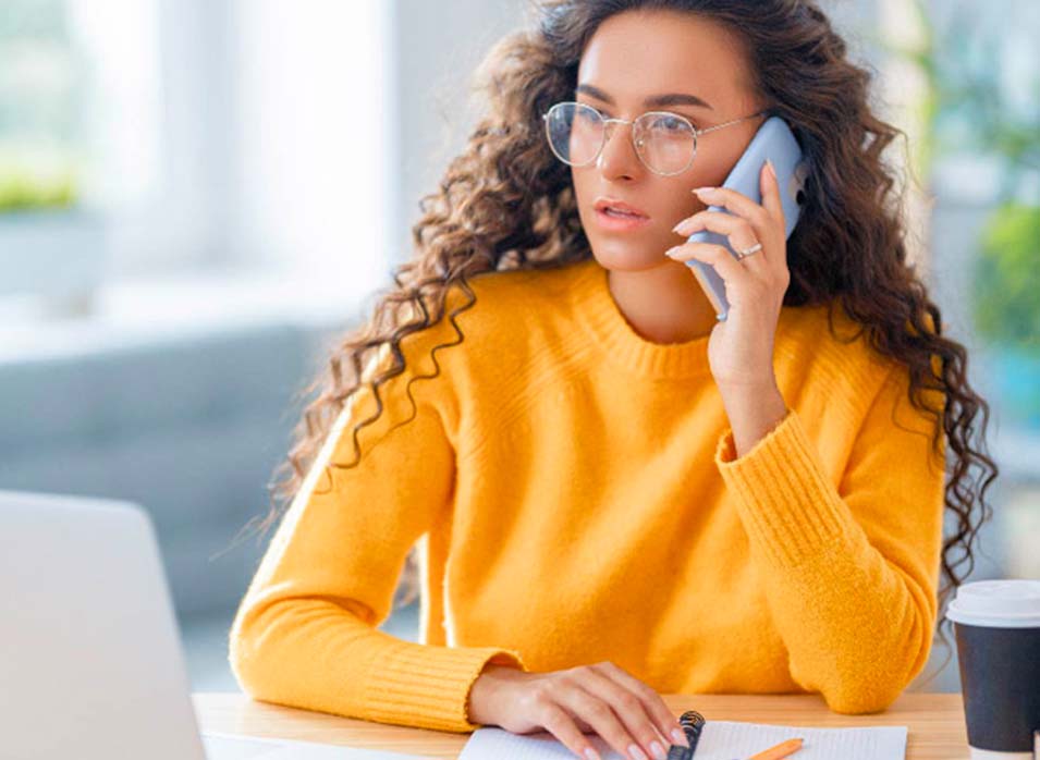 mujer habando por telefono