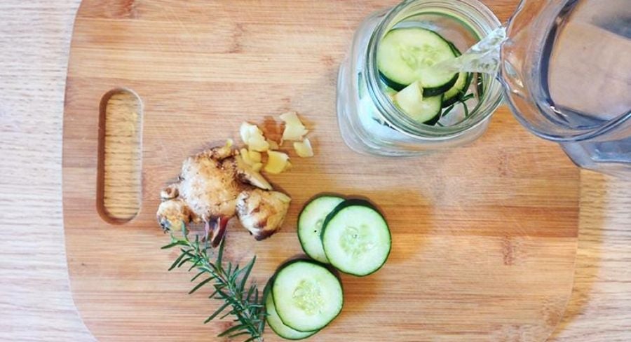 infusiones de agua fresca con pepino, jengibre y romero