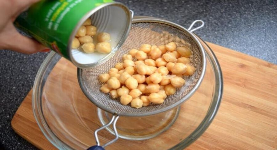 ingredientes hummus de garbanzos en la coladora