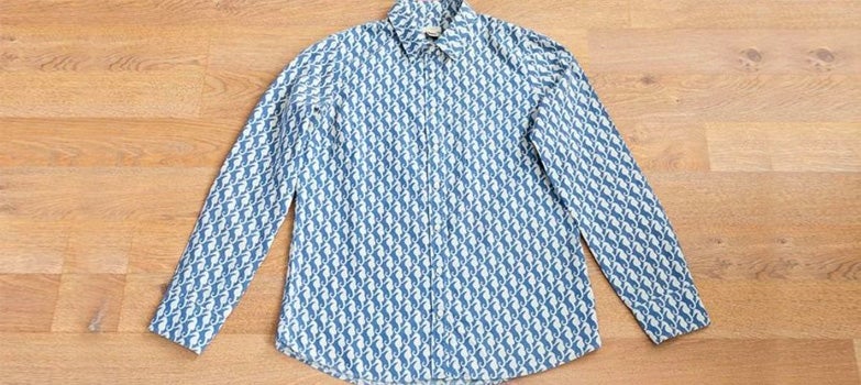 camisa azul de caballos marinos extendida