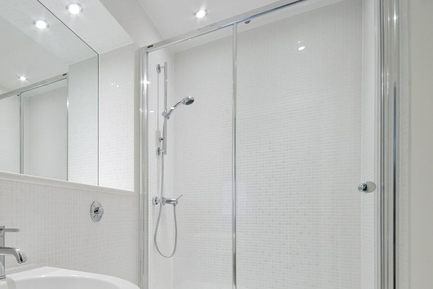 limpando box de banheiro