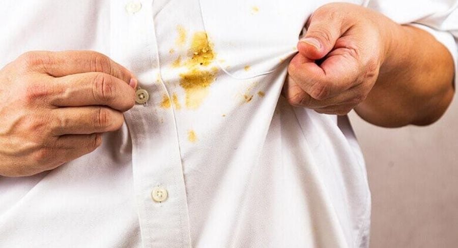 mancha sobre la camisa blanca