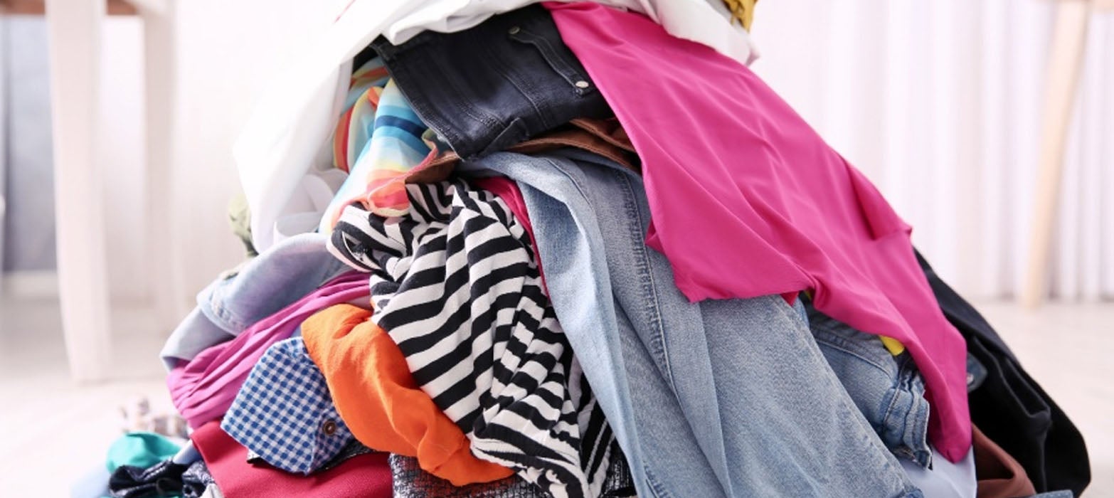 Si lo tuyo no es reparar o decorar tus prendas, tienes la opción de donar o vender tu ropa usada que se encuentre en buen estado