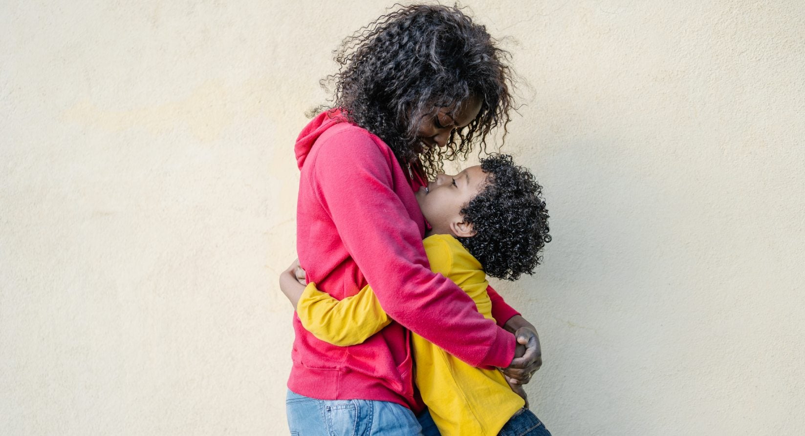 Crianças vestidas com roupas coloridas se abraçando