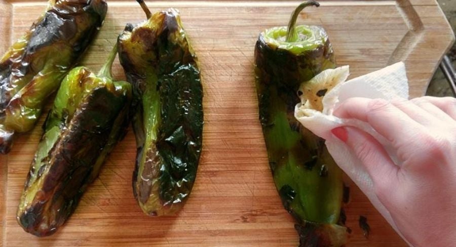 Retira la bolsa y con la ayuda de una servilleta o papel de cocina remueve la piel.