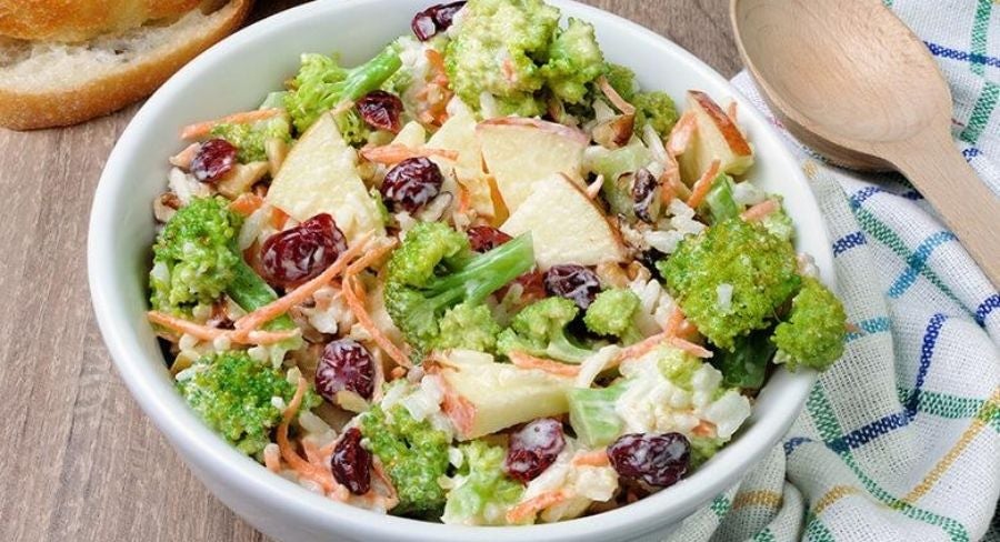 Ensalada de brocoli y manzana ensalada de brócoli, manzana y nueces