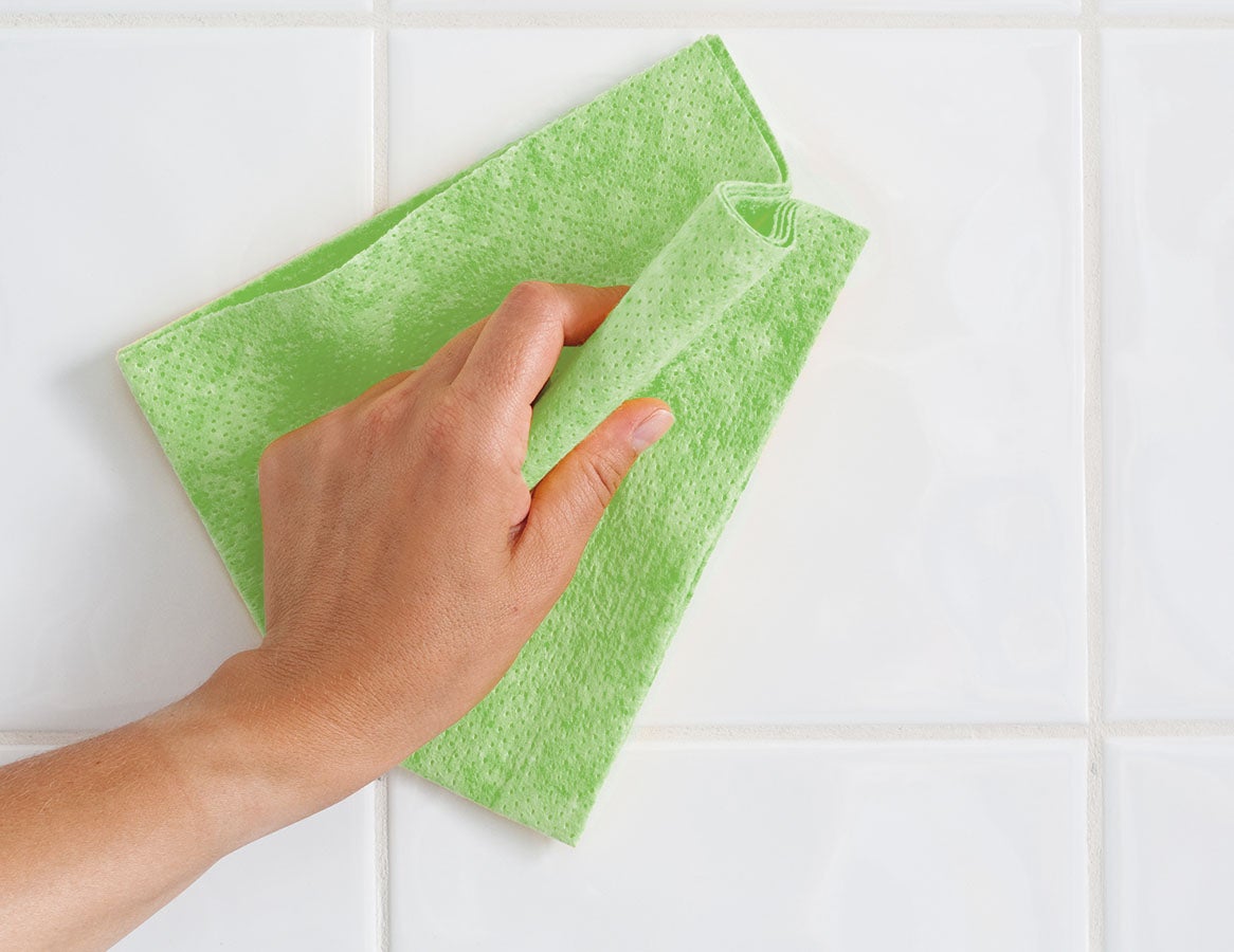 mano limpiando las paredes con Ajax