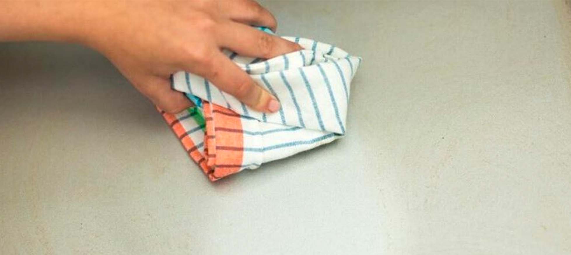 Sumerge los trapos sucios en una cubeta con agua fría y un chorrito de Fabuloso® Desinfectante, enjuágalos en la mezcla. Posteriormente, pásalos a la lavadora utilizando el ciclo de agua caliente