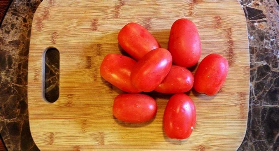 tomates en tabla de madera