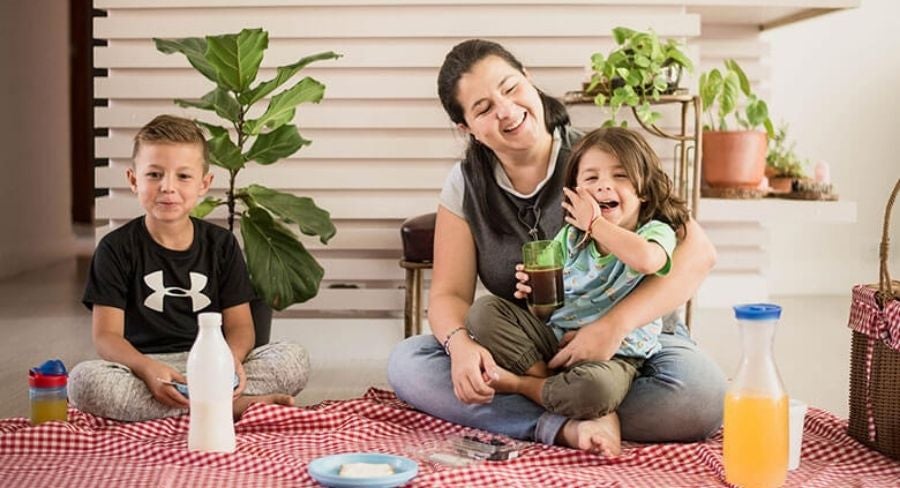 mamá e hijos comiendo