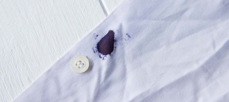mancha de tinta en camisa azul