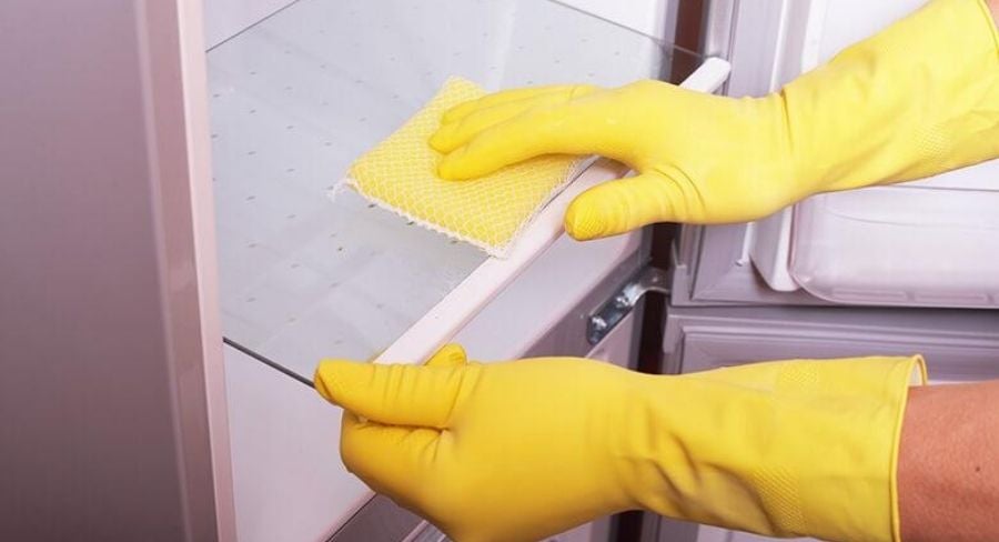 retira las bandejas de vidrio de la nevera