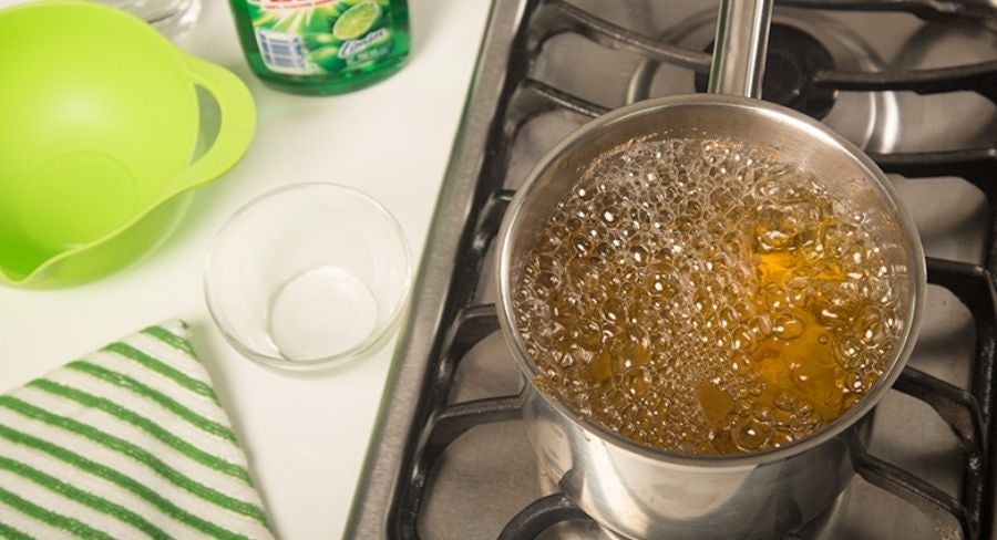 agrega a la olla algunas gotas de Axion y deja hervir