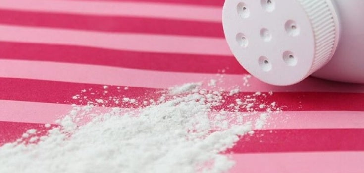 Talco regado sobre una prenda de ropa