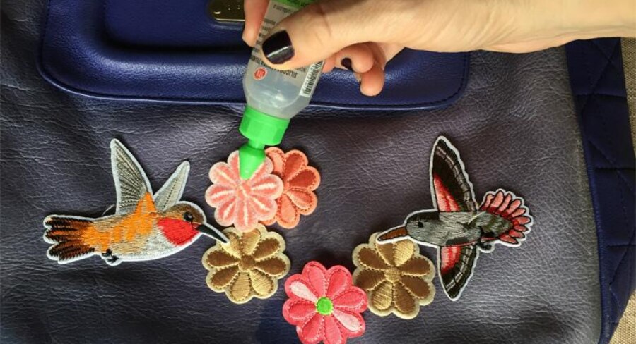 pegando-bordados-de-flores-a-cartera.jpg pegando decoración