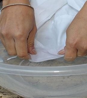 como-blanquear-el-cuello-de-las-camisas-thumbnail como-blanquear-el-cuello-de-las-camisas-thumbnail