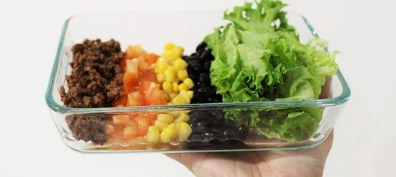 recipiente de vidrio con ensalada