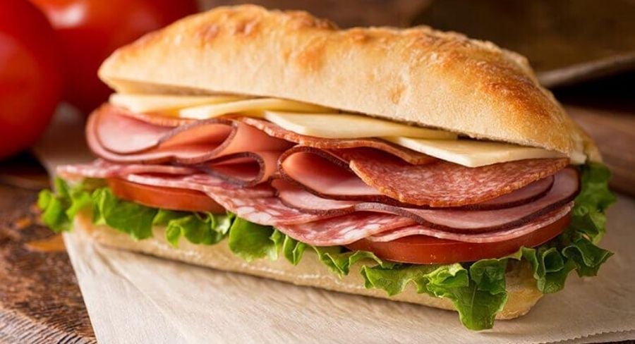 Sándwiches de queso, jamón y tocino