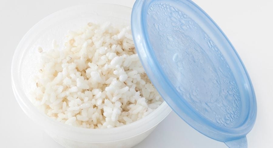 arroz-congelado-para-que-dure-por-mas-tiempo-axion.jpg arroz en un recipiente