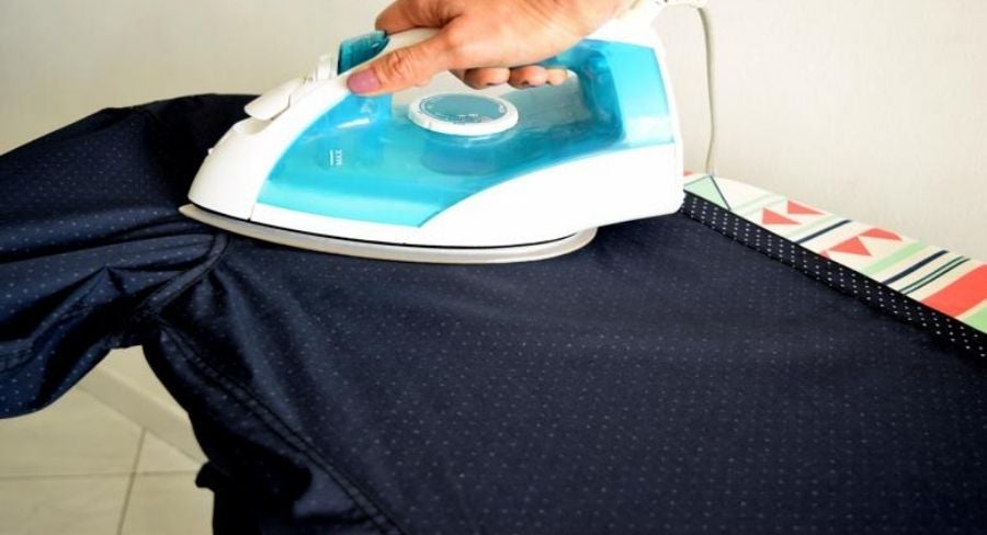 planchando camisa 
